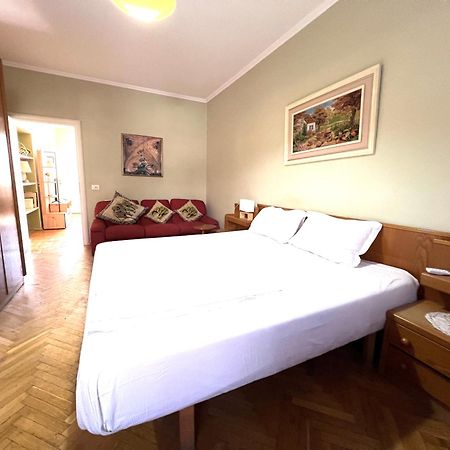 Vintage Apartment In Center Tirana Buitenkant foto