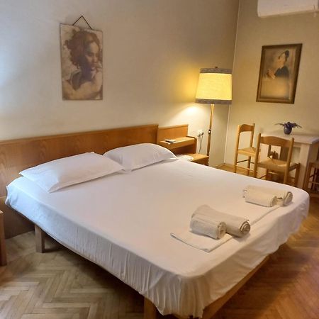 Vintage Apartment In Center Tirana Buitenkant foto