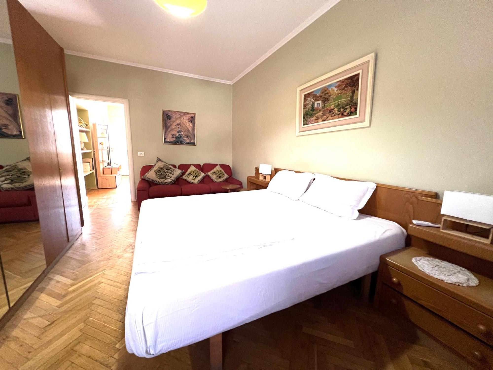 Vintage Apartment In Center Tirana Buitenkant foto