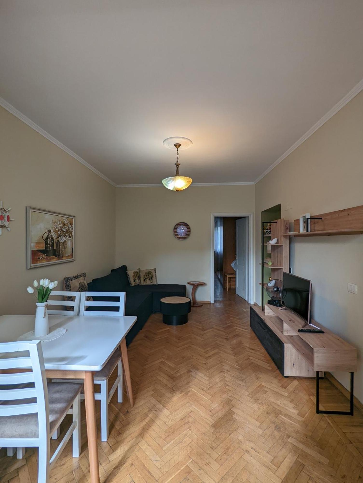 Vintage Apartment In Center Tirana Buitenkant foto